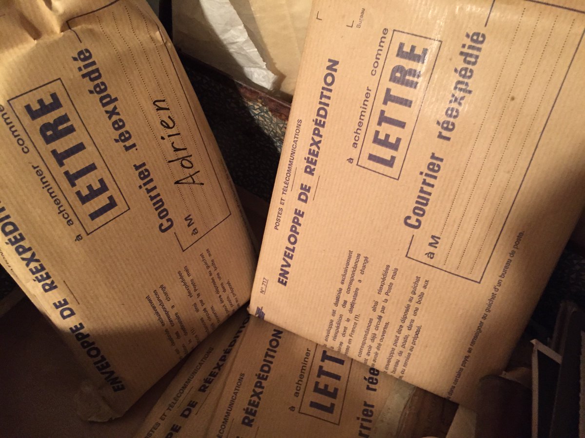 Cette valise est organisée grâce à des enveloppes, une pour chacun, une pour chaque histoire #Madeleineproject https://t.co/V0NYaEjwSM