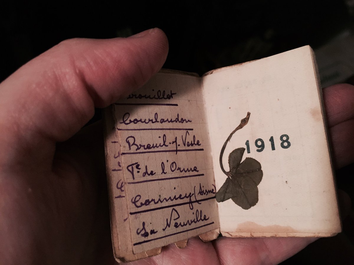 Dans l'enveloppe qui indique "Adrien", il y a ce tout tout petit petit calendrier daté de 1918 #Madeleineproject https://t.co/lUke0Sxt1a
