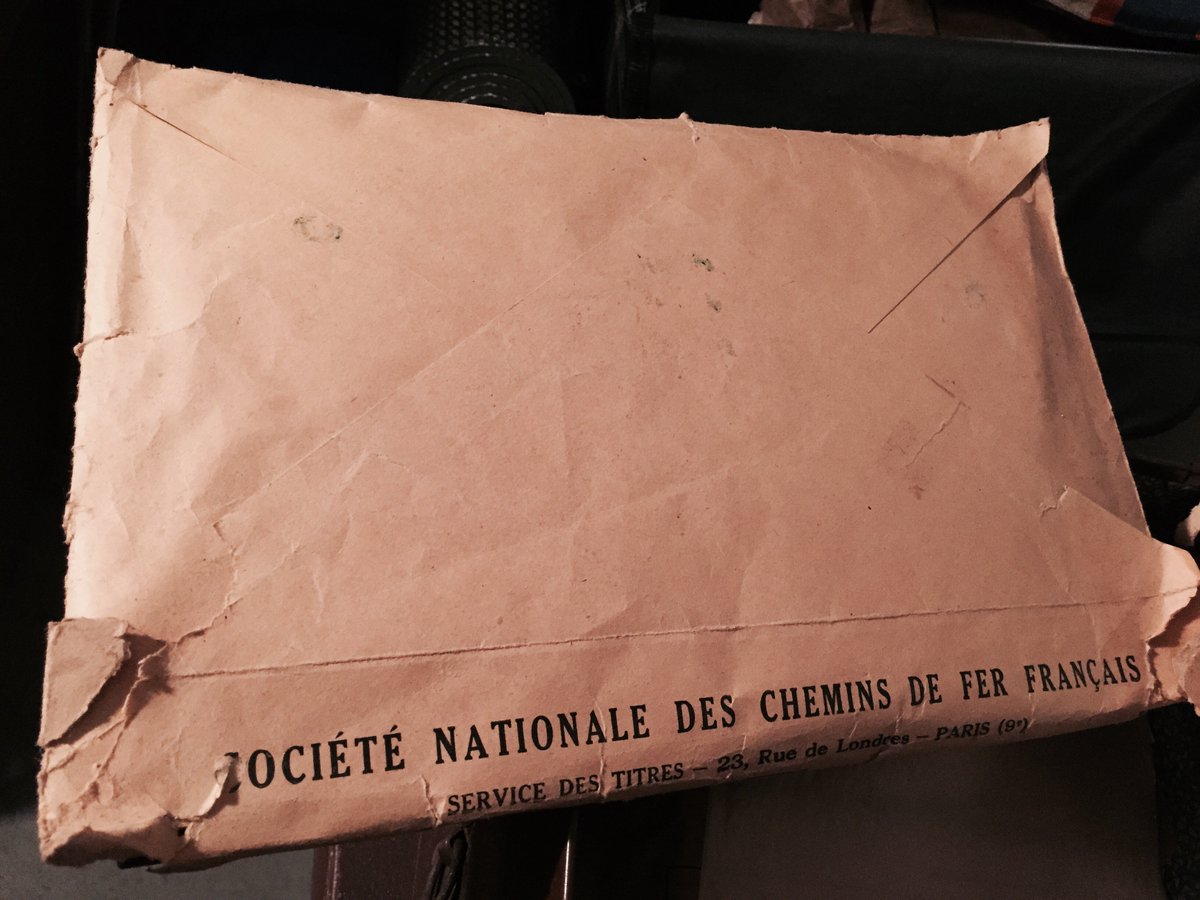 Une enveloppe même pas ouverte, "Société nationale des chemins de fer français", rangée là #Madeleineproject https://t.co/3kK2bGdpn8