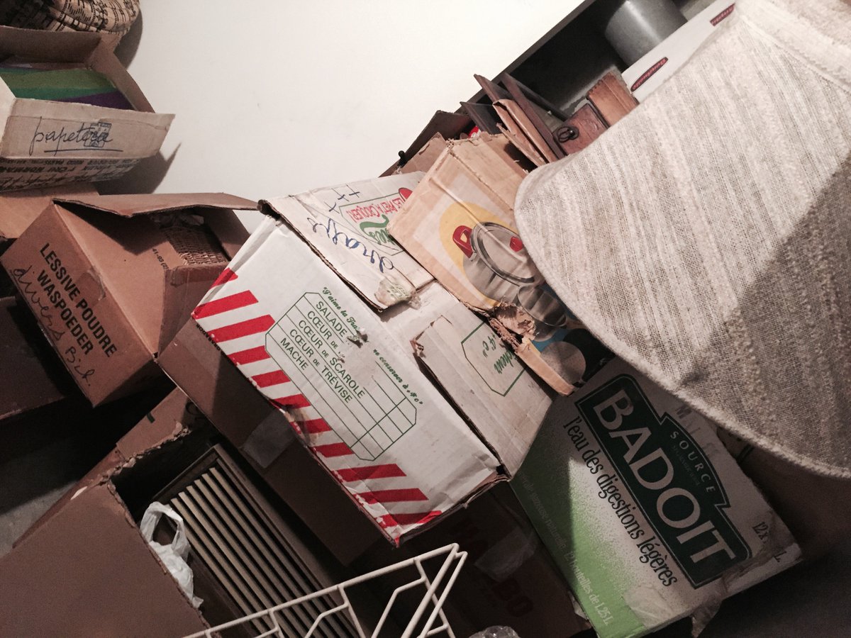 Ce matin on quitte un peu les valises (on y reviendra) pour les cartons et autres abat-jours #Madeleineproject https://t.co/hp9MYKnKMJ
