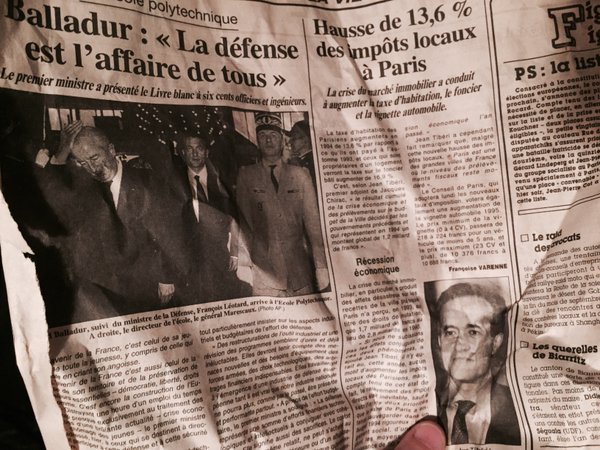 Les bibelots sont emballés dans un journal de 1994, avec Balladur et Tiberi #Madeleineproject https://t.co/DILSQtLly8