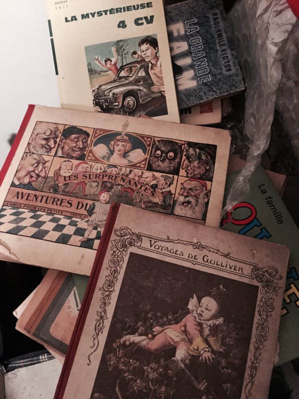 Il y a plein de livres pour enfants, de plusieurs époques #Madeleineproject https://t.co/92Ld5YDp4Z