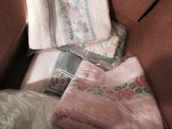 Il y a un carton qui dénote, des serviettes toutes neuves, ça fait presque "tombé du camion" :) #Madeleineproject https://t.co/ONBBsWjJTU