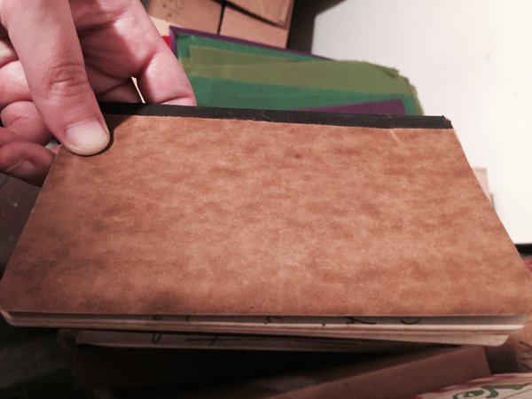 Dedans il y a ce petit carnet, tu en as plusieurs, ils ressemblent à mes petits Moleskin #Madeleineproject https://t.co/7uccQnqQc8