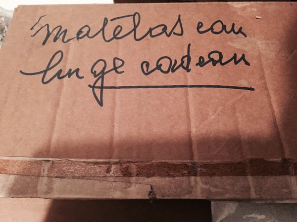 En fait sur le carton était écrit "linge cadeau", je n'avais pas vu, et ça me semble plus cohérent #Madeleineproject https://t.co/OTphHSEg3Q