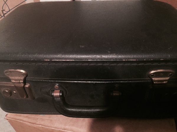 Ah mais attendez... et cette valise-là c'est quoi ? #Madeleineproject https://t.co/4WXuewvI9d
